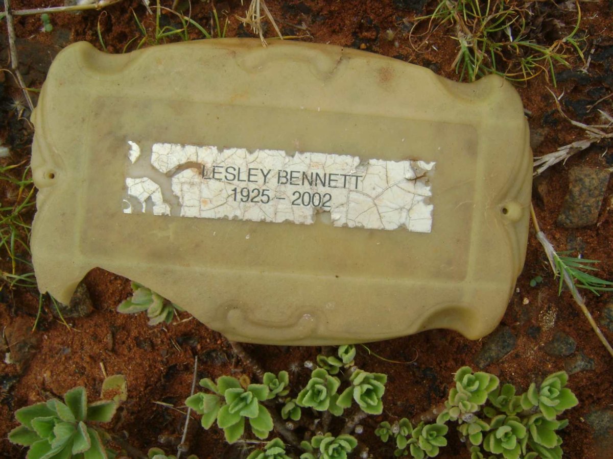 BENNETT Lesley 1925-2002