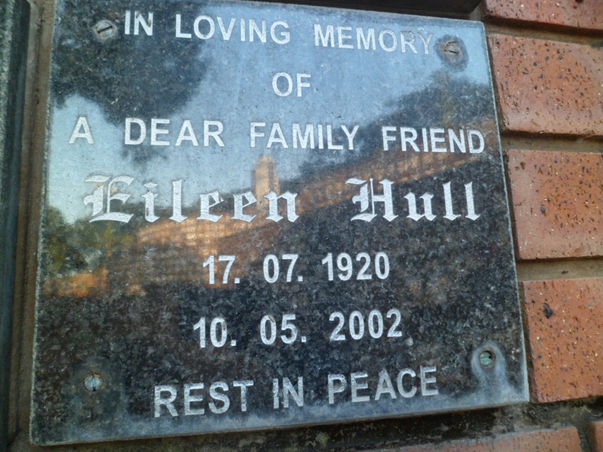 HULL Eileen 1920-2002