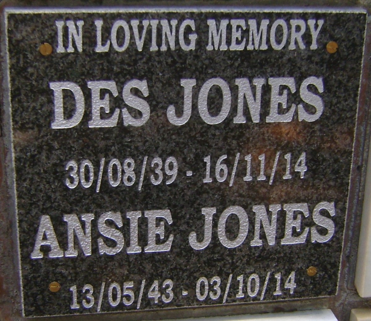 JONES Des 1939-2014 &amp; Ansie 1943-2014