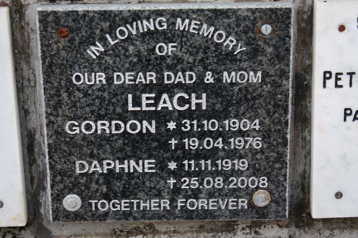 LEACH Gordon 1904-1976 &amp; Daphne 1919-2008