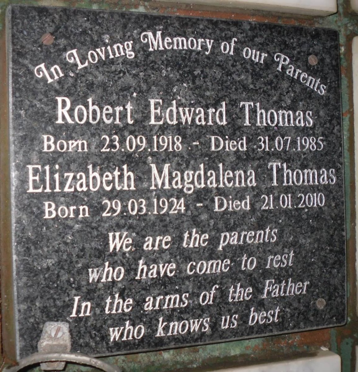 THOMAS Robert Edward 1918-1985 &amp; Elizabeth Magdalena 1924-2010