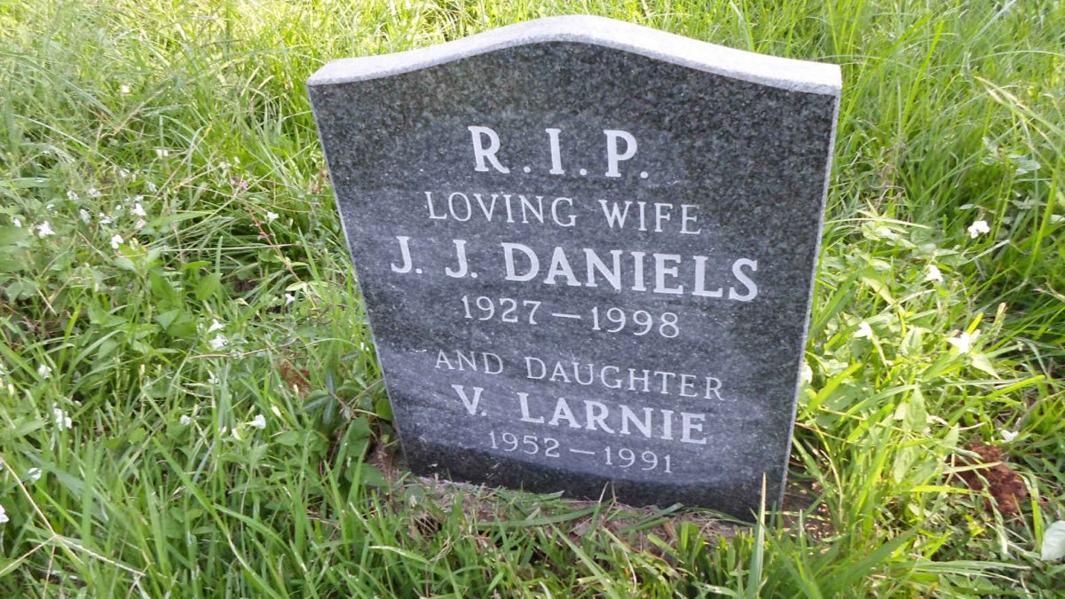 DANIELS J.J. 1927-1998 :: LARNIE V. nee DANIELS 1952-1991