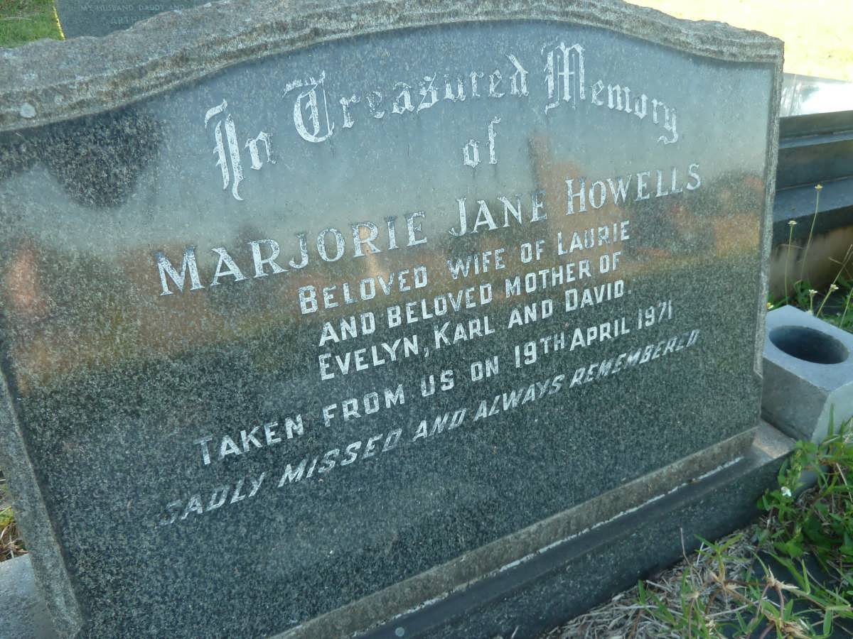 HOWELLS Lorenzo Edward 1911-1999 &amp; Marjorie Jane -1971 :: HUME Evelyn June nee HOWELLS 1936-2001