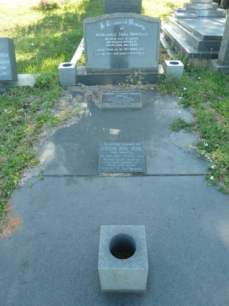HOWELLS Lorenzo Edward 1911-1999 &amp; Marjorie Jane -1971 :: HUME Evelyn June nee HOWELLS 1936-2001