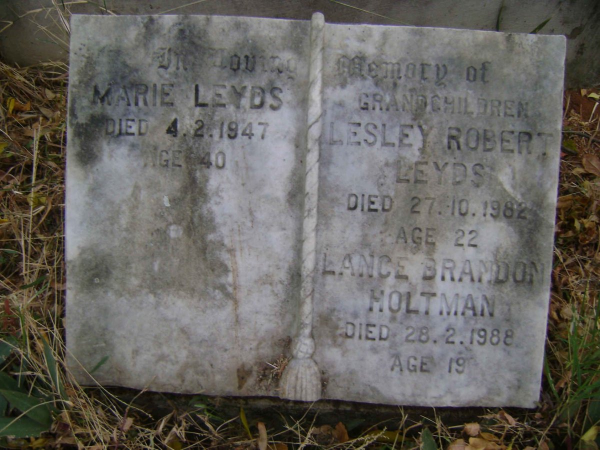 LEYDS Marie -1947 :: LEYDS Lesley Robert -1982 :: HOLTMAN Lance Brandon -1988