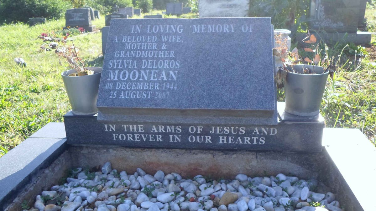 MOONEAN Sylvia Deloros 1944-2007