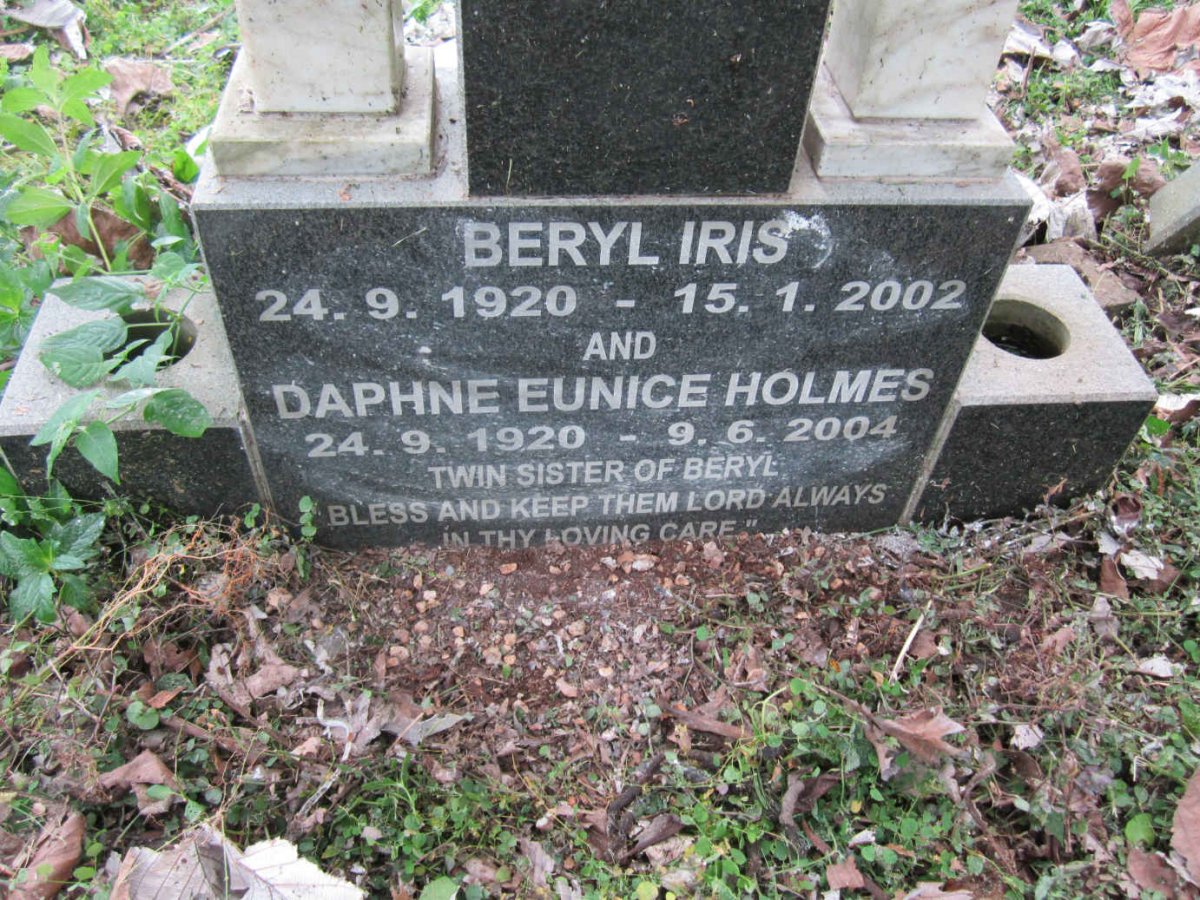 RAKER Beryl Iris 1920-2002 :: HOLMES Daphne Eunice 1920-2004