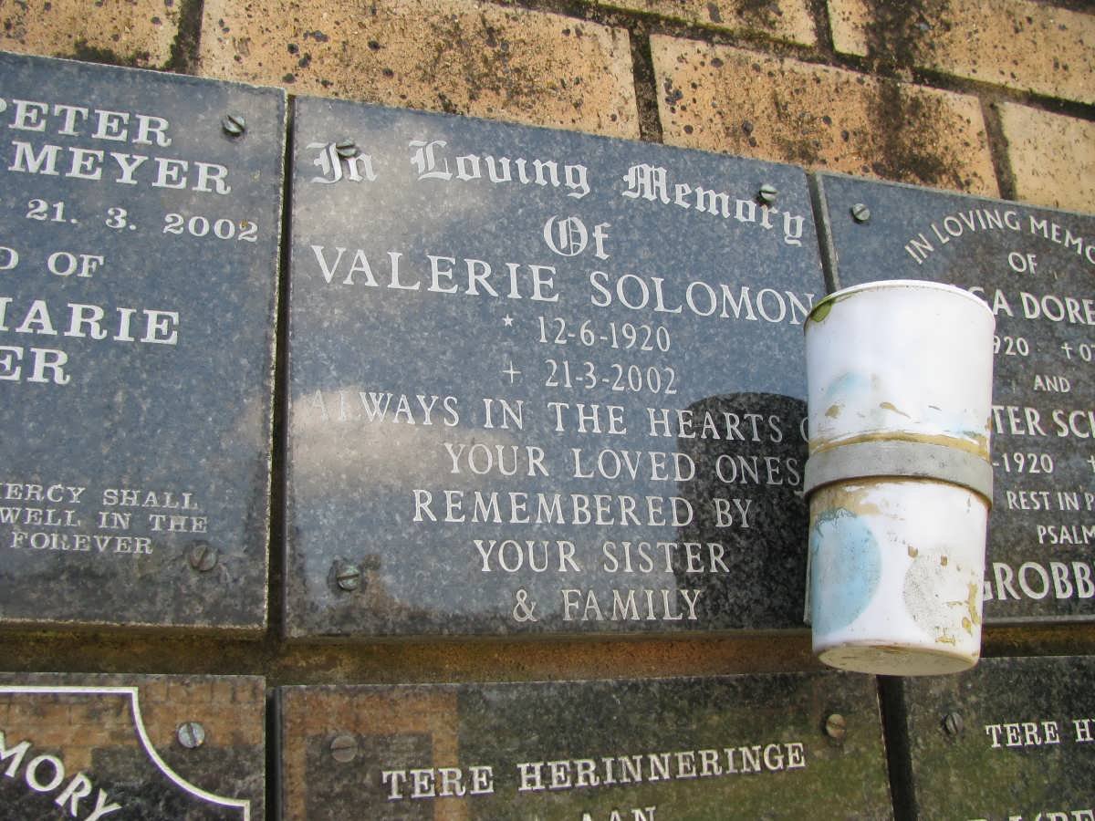 SOLOMON Valerie 1920-2002
