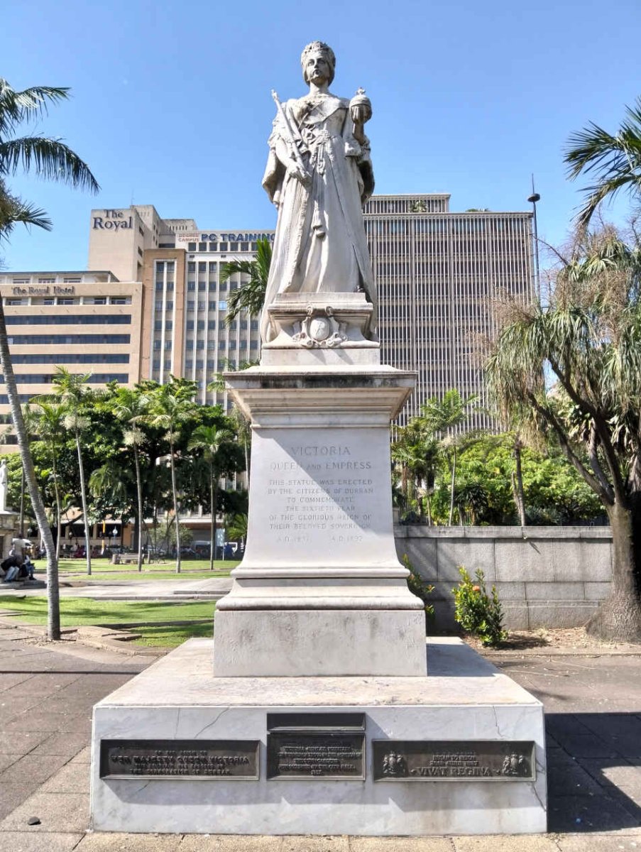01. Queen Victoria monument