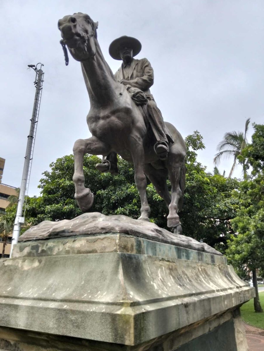 3. Oorsig / Overview Dick KING statue