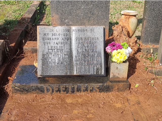 DEETLEFS Leslie Lawrence 1916-1974 & Phyllis Merlyn 1922-1975