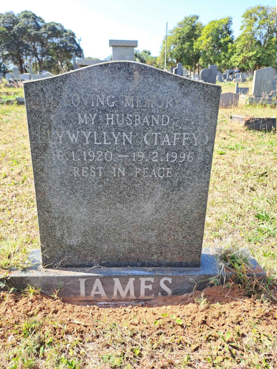 JAMES Llywyllyn 1920-1996