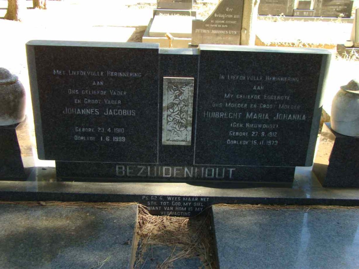 BEZUIDENHOUT Johannes Jacobus 1910-1999 &amp; Huibrecht Maria Johanna NIEUWOUDT 1912-1973