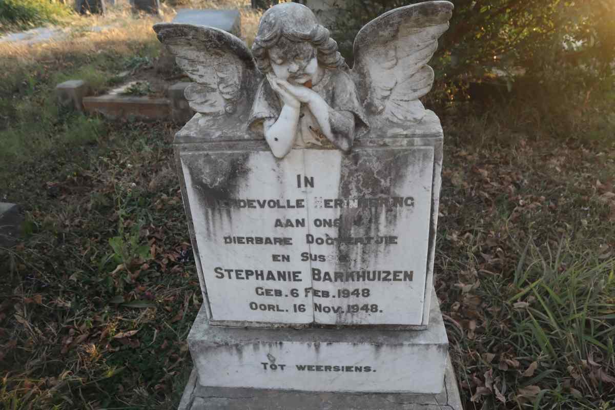 BARKHUIZEN Stephanie 1948-1948